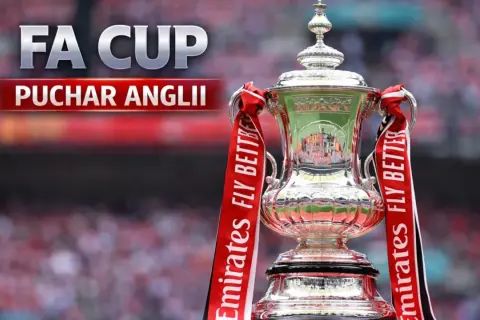 Błyszczący puchar FA Cup, znany jako puchar Anglii, z czerwonymi wstążkami Emirates.
