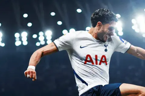 Omar Marmoush w białej koszulce Tottenhamu świętuje gola.