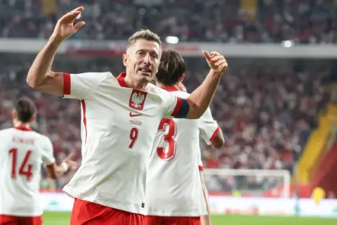 Robert Lewandowski świętuje bramkę dla Polski. Stadion wypełniony kibicami, biało-czerwone barwy dominują. To był mecz Polska - Gibraltar.