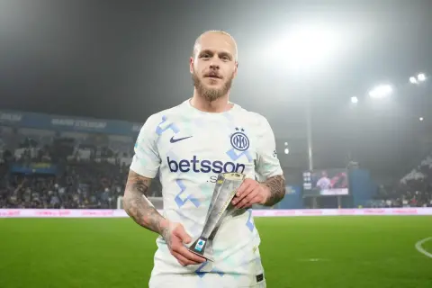 Piłkarz Interu, Federico Dimarco, z nagrodą "Player of the Match" na boisku.