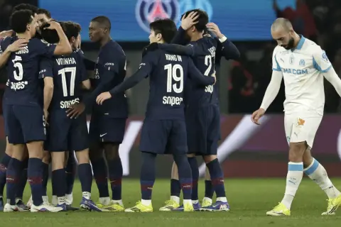 Piłkarze PSG świętują, podczas gdy zawodnik Olympique Marsylia odchodzi smutny. Emocje w rozgrywkach!