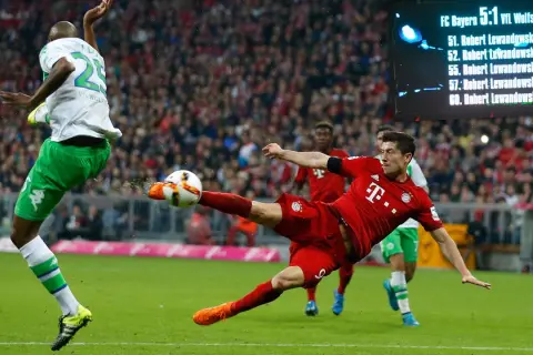 Robert Lewandowski zdobywa bramkę, świętując swój lewandowski hat trick. Wynik meczu 5:1 dla FC Bayern.