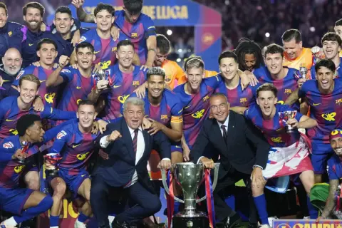 FC Barcelona świętuje, radość na twarzach piłkarzy i sztabu. Barcelona mistrzem!