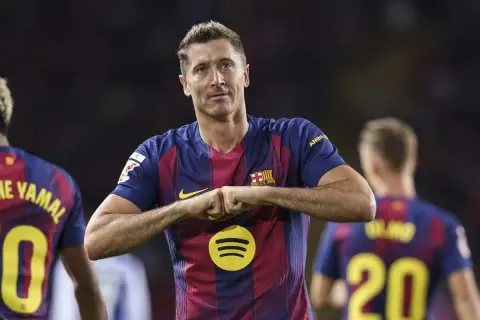 Robert Lewandowski w koszulce Barcelony, zaciśnięte pięści. Ciekawe, ile Lewandowski zarabia w Barcelonie, grając tak dobrze.