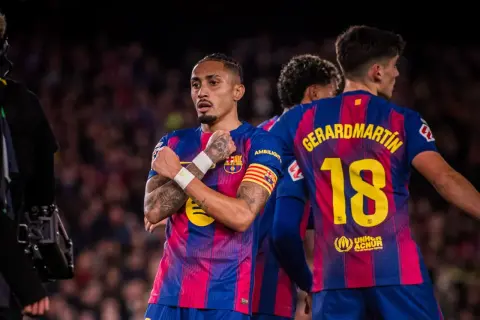 Raphinha z FC Barcelona świętuje bramkę. Na koszulce Gerard Piqué z numerem 18.