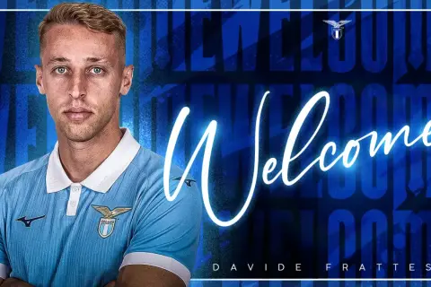 Davide Frattesi w jasnoniebieskiej koszulce Lazio, z napisem "Welcome" i herbem klubu.