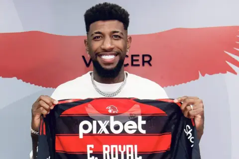 Uśmiechnięty Emerson Royal prezentuje nową koszulkę z napisem "E. ROYAL".