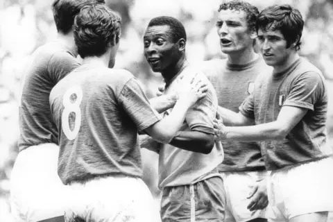 Sławni piłkarze z Brazylii, w tym Pelé, w otoczeniu kolegów z drużyny.