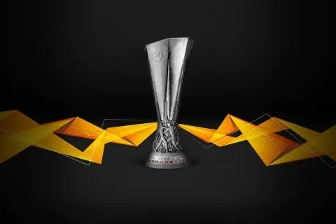 Trofeum Ligi Europy na tle czarnego ekranu z pomarańczowymi, geometrycznymi wzorami. Czy Lazio zdobędzie to trofeum w tych rozgrywkach?