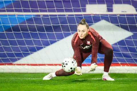 Martyna Wiankowska w akcji, broniąc bramkę. Piłka zmierza prosto w jej ręce.