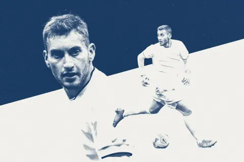 Dejan Kulusevski w akcji, biegnie z piłką. Jego skupiona twarz i dynamiczna poza sugerują gotowość do gry.