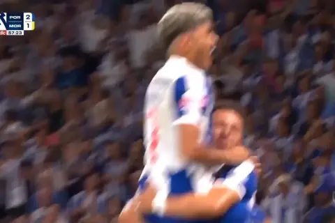 Piłkarze Porto świętują zwycięstwo nad Aroucą. Wynik 2:1.