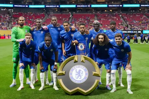 Chelsea F.C. – zawodnicy pozują do zdjęcia z emblematem klubu.