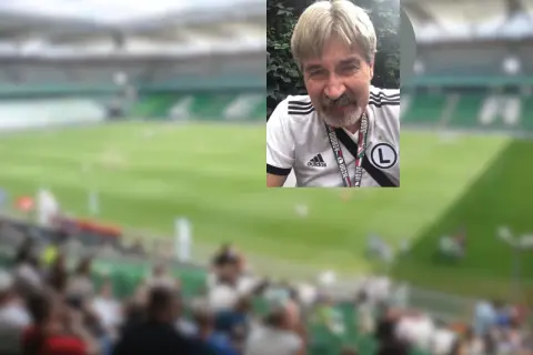 Mężczyzna w koszulce Legii kibicuje na meczu, marząc o Lidze Mistrzów.