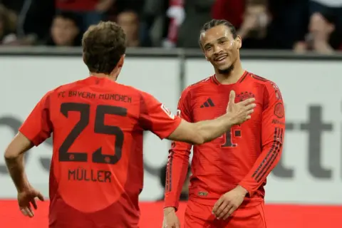 Piłkarze Bayernu Monachium, Müller i Sané, świętują bramkę.