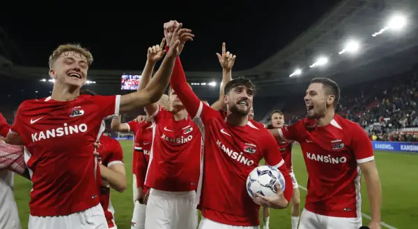 Piłkarze AZ Alkmaar świętują zwycięstwo. Radość i okrzyki towarzyszą tym emocjonującym rozgrywkom.