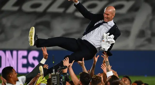 Zinedine Zidane wzniesiony przez piłkarzy dla kibiców. Radość i świętowanie po zwycięstwie.