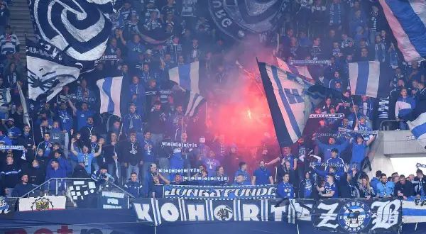 Tłum kibiców MSV Duisburg z flagami i racami.