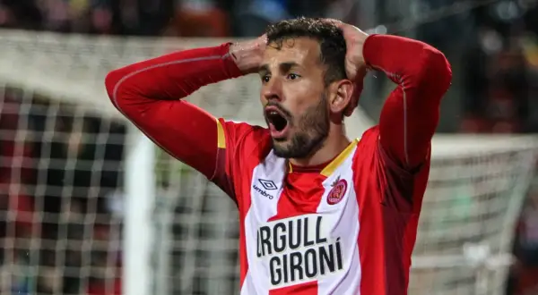Girona FC – zawodnik w czerwonej koszulce z białymi pasami, z rękami na głowie, wyrażający frustrację.