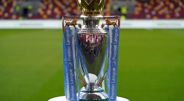 Puchar Premier League na tle stadionu. Marzenie Nottingham Forest: rozgrywki o najwyższe trofeum.