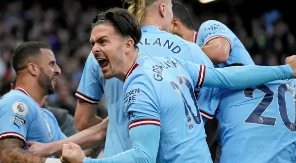 Piłkarze Manchesteru City w euforii po golu. Grealish krzyczy z radości, otoczony kolegami z drużyny.
