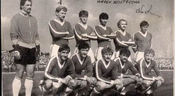 Drużyna piłkarska pozuje do zdjęcia. W bramkarskim stroju stoi Andrzej Zgutczyński.