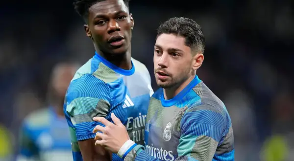 Valverde i Tchouaméni w niebieskich strojach treningowych Realu Madryt, gotowi do gry.
