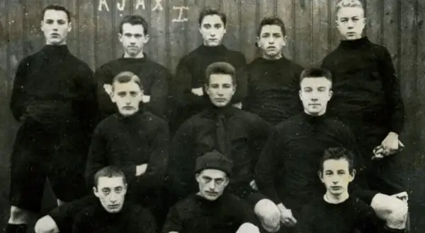 Drużyna piłkarska Ajax Amsterdam w historycznym składzie.
