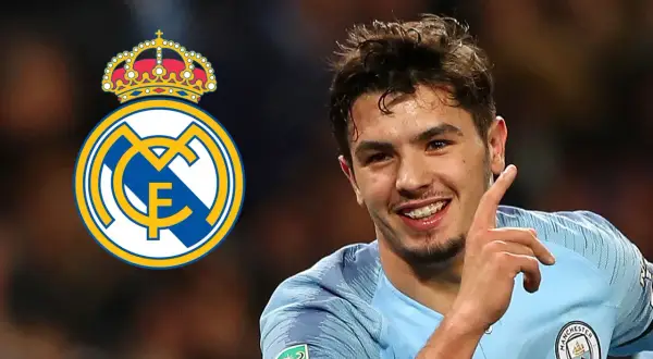 Brahim Díaz z uśmiechem i symbolem Realu Madryt.