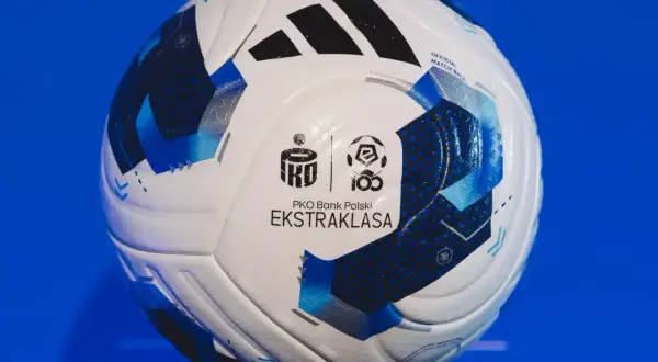 Piłka do piłki nożnej z logo PKO Bank Polski Ekstraklasa, gotowa do rozgrywek Legii Warszawa.