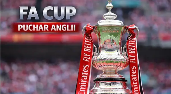 Błyszczący puchar FA Cup, znany jako puchar Anglii, z czerwonymi wstążkami Emirates.