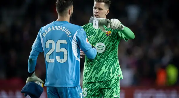 Dwóch bramkarzy, Mamardashvili i Ter Stegen, rozmawia na boisku. To dowód, że najlepsi bramkarze na świecie potrafią docenić siebie nawzajem.