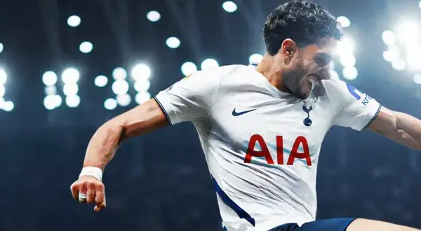 Omar Marmoush w białej koszulce Tottenhamu świętuje gola.