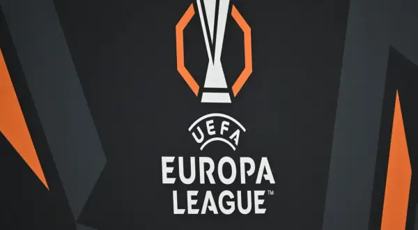 Logo UEFA Europa League na ciemnym tle z pomarańczowymi akcentami. Czekamy na emocjonujące celtic: rozgrywki!