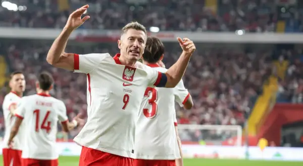 Robert Lewandowski świętuje bramkę dla Polski. Stadion wypełniony kibicami, biało-czerwone barwy dominują. To był mecz Polska - Gibraltar.