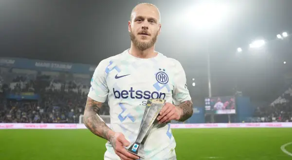 Piłkarz Interu, Federico Dimarco, z nagrodą "Player of the Match" na boisku.