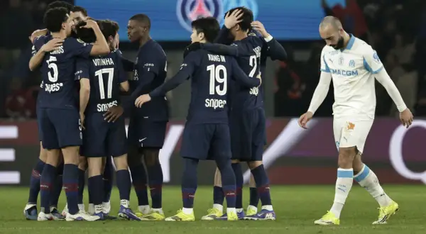 Piłkarze PSG świętują, podczas gdy zawodnik Olympique Marsylia odchodzi smutny. Emocje w rozgrywkach!