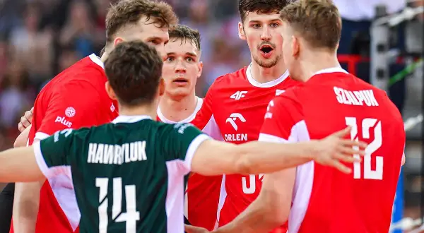 Siatkarze reprezentacji Polski w czerwonych strojach, w tym Szalpk i Hawryluk, jednoczą się przed kluczowym meczem Polska - USA.