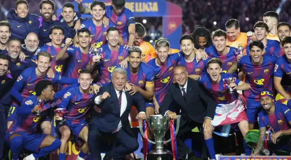 FC Barcelona świętuje, radość na twarzach piłkarzy i sztabu. Barcelona mistrzem!