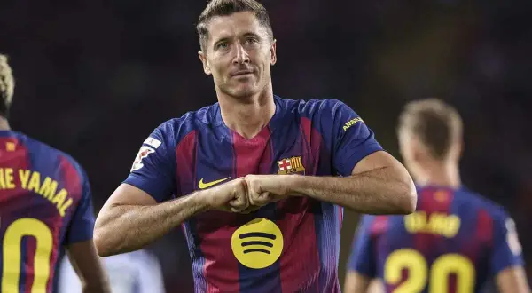 Robert Lewandowski w koszulce Barcelony, zaciśnięte pięści. Ciekawe, ile Lewandowski zarabia w Barcelonie, grając tak dobrze.