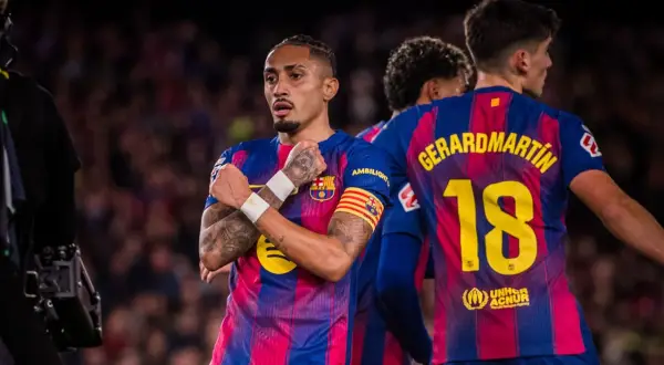 Raphinha z FC Barcelona świętuje bramkę. Na koszulce Gerard Piqué z numerem 18.