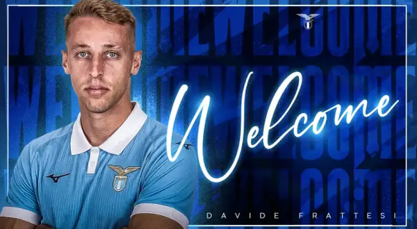 Davide Frattesi w jasnoniebieskiej koszulce Lazio, z napisem "Welcome" i herbem klubu.