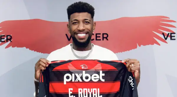 Uśmiechnięty Emerson Royal prezentuje nową koszulkę z napisem "E. ROYAL".