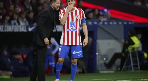Trener Diego Simeone udziela wskazówek zawodnikowi w koszulce z herbem Atletico Madryt.
