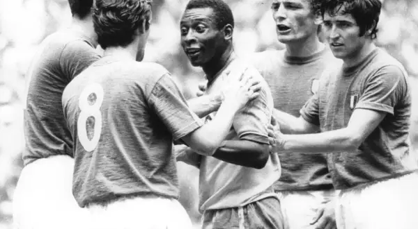 Sławni piłkarze z Brazylii, w tym Pelé, w otoczeniu kolegów z drużyny.
