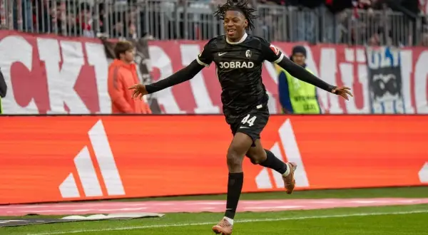 Piłkarz Freiburg z numerem 44 radośnie biegnie po boisku podczas meczu Bayern – Freiburg.