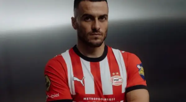 Piłkarz Filip Kostić w czerwono-białej koszulce PSV z dumą prezentuje swój nowy klub.