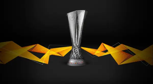 Trofeum Ligi Europy na tle czarnego ekranu z pomarańczowymi, geometrycznymi wzorami. Czy Lazio zdobędzie to trofeum w tych rozgrywkach?