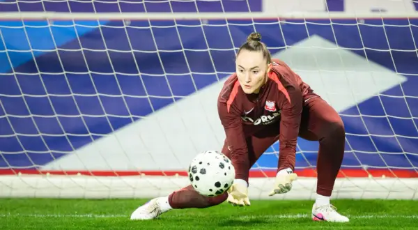 Martyna Wiankowska w akcji, broniąc bramkę. Piłka zmierza prosto w jej ręce.