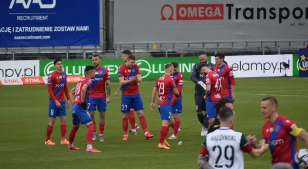 Piłkarze Raków Częstochowa w czerwono-niebieskich strojach podczas rozgrywek.